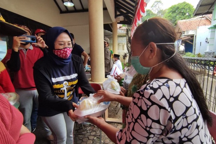 Karang Taruna RW 02, Kelurahan Pondok Labu membagikan paket nasi kepada masyarakat lewat Gerakan Sabtu Berkah, untuk meringankan beban warga di masa pandemi COVID-19, Sabtu (6/2/2021) (ANTARA/HO-Kominfotik Jakarta Selatan)
