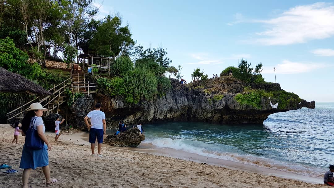 Beberapa karang besar menghiasi Pantai Ngandong (Instagram/zaboyla)