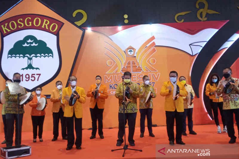 Ketua Umum Partai Golkar Airlangga Hartato (ketiga kanan) saat membuka Mubes IV Kosgoro 1957 di Cirebon, Jawa Barat, Minggu (7/3/2021). (Foto: Antara/Khaerul Izan)