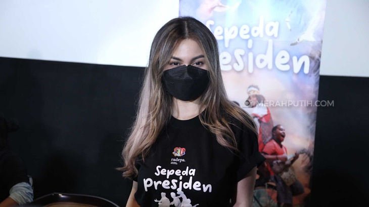 Syuting Film 'Sepeda Presiden', Ariel Tatum Rela Lakukan Ini