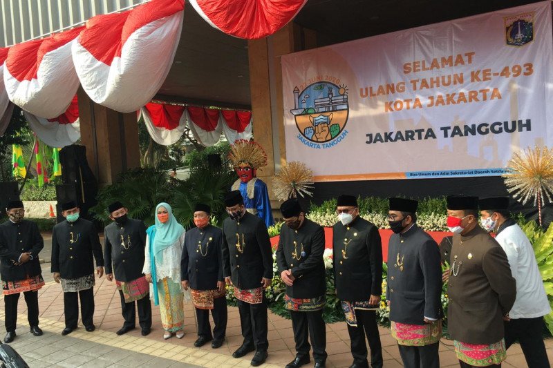 Kalangan pejabat Pemerintah Provinsi DKI Jakarta berpose usai menggelar Upacara HUT DKI Jakarta ke-493 di Balai Kota Jakarta, Senin (22/6/2020). Dalam pidato sambutan, Gubernur DKI Jakarta Anies Baswedan mengemukakan jika pandemi COVID-19 di Jakarta berada pada situasi terkendali sesuai laporan kajian ilmiah Universitas Indonesia. (ANTARA/HO-Humas Balai Kota).
