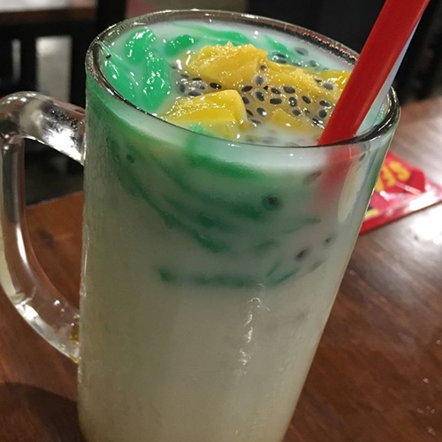 Es dawet dicampur dengan buah-buahan. (Instagram/ steviandromeda)