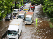 Banjir Setinggi 50 CM Genangi Jalan Daan Mogot Cengkareng Jakarta Barat