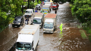 Banjir Setinggi 50 CM Genangi Jalan Daan Mogot Cengkareng Jakarta Barat