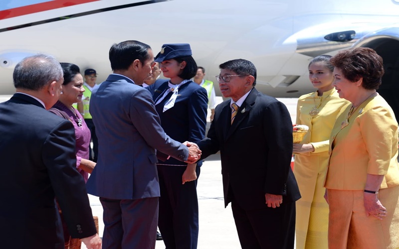 Presiden Jokowi bersama Ibu Negara Iriana Jokowi saat tiba di Bangkok