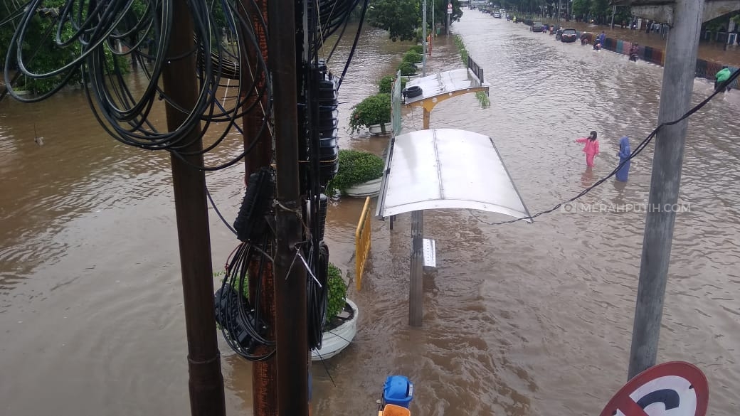 Lalu Lintas Jakarta Lumpuh Total Akibat Banjir