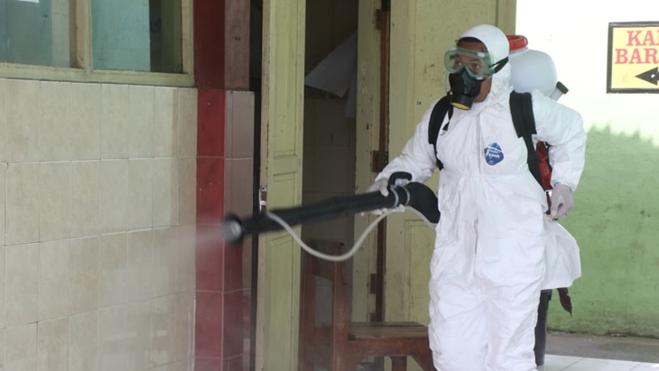 Pemkot Solo melakukan penyemprotan disinfektan di sejumlah fasilitas umum