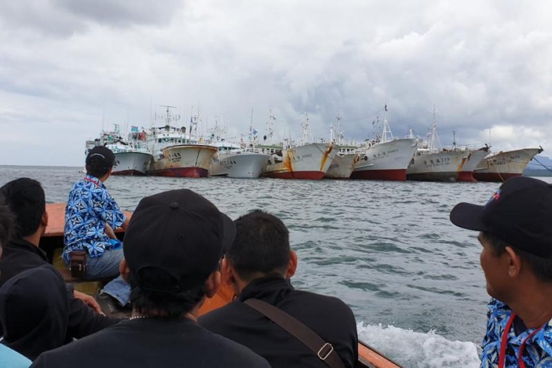 Anggota Panitia Pemilihan Luar Negeri (PPLN) Suva menyalurkan surat suara bagi WNI yang bekerja sebagai ABK di tengah laut Samudera Pasifik di wilayah Fiji. (KBRI Suva)