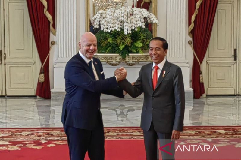 Jokowi Sambut Presiden FIFA di Istana Merdeka