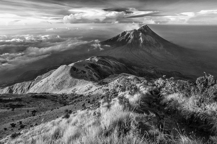 Menurut kitab kuno, Gunung Merapi tadinya bernama Jamurdwipa. (Foto: Pixabay/@KANENORI)