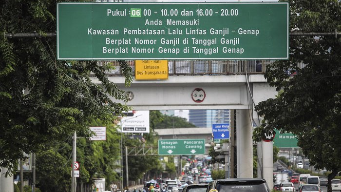 Kendaraan melintasi papan informasi penerapan sistem ganjil genap di Jalan Jenderal Gatot Subroto, Semanggi, Jakarta, Rabu (2/1/2019). ANTARA FOTO/Dhemas Reviyanto/hp.