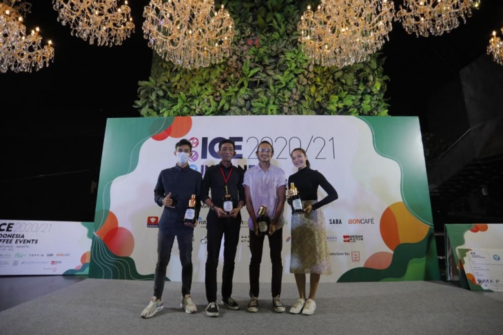 Para pemenang dengan piala kebanggaannya. (Foto: MP/Rizki Fitrianto)