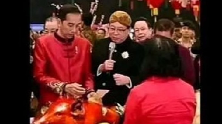 [HOAKS atau FAKTA] Jokowi Berdiri di Depan Hidangan Babi Guling
