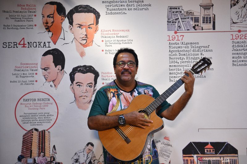 Rano Karno berpose saat mempromosikan film Si Doel The Movie 2 di Kantor Berita Antara, Wisma Antara, Jakarta, Jumat (3/5/2019). ANTARA FOTO/Sigid Kurniawan/ama. (ANTARA FOTO/SIGID KURNIAWAN) 