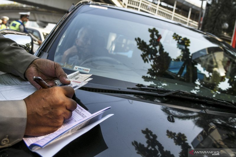 Polisi Analisis Kebijakan Ganjil Genap di DKI Selama PSBB Masa Transisi