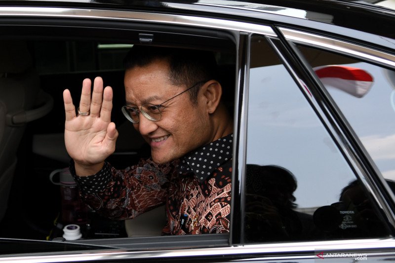 Mensos Juliari Batubara melambaikan tangan ke arah wartawan usai meninggalkan Gedung KPK, Jakarta, Senin (4/11/2019)