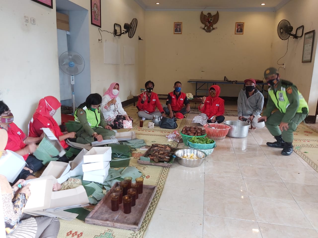 Kelurahan Nusukan, Kecamatan Banjarsari, Solo, Jawa Tengah mendirikan dapur umum untuk suplay makanan pasien COVID-19 isolasi mandiri, Senin (8/2). (MP/Ismail)