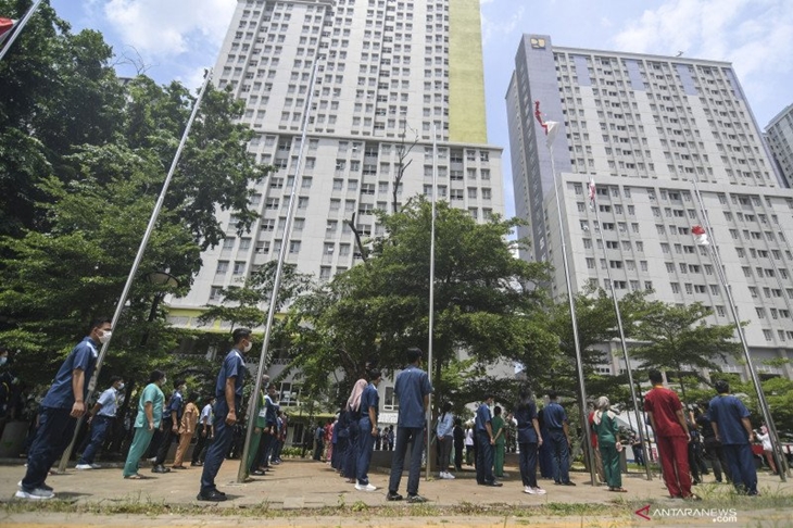 Sejumlah tenaga kesehatan dan non tenaga kesehatan menghadiri peringatan Hari Kesehatan Nasional (HKN) ke-56 di Rumah Sakit Darurat COVID-19 Wisma Atlet Kemayoran di Jakarta, Kamis (12/11/2020). ANTARA/M Risyal Hidayat/wsj