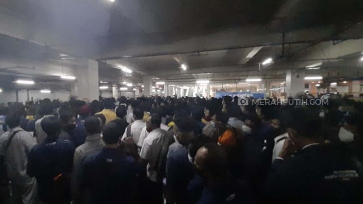 Mana Prokesnya? Sentra Vaksin BUMN di Surabaya Membeludak