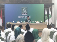 Cak Imin Baiat Caleg Terpilih PKB Sambil Pegang Lilin dan Lampu Dipadamkan