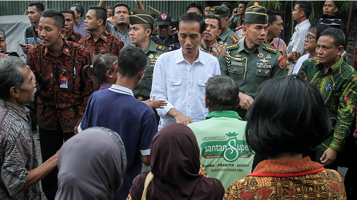 Jokowi Beri Makan 