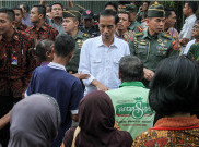 Jokowi Beri Makan 