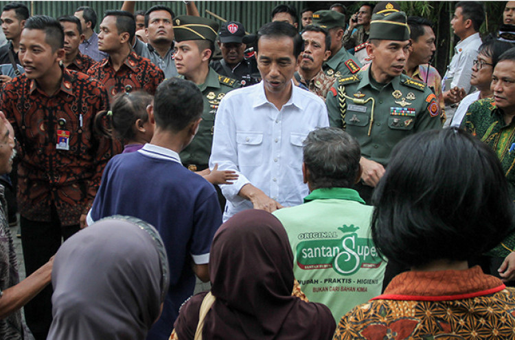 Jokowi Beri Makan 