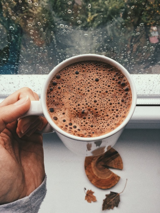 Santap segelas cokelat hangat sebelum ujian agar kamu lebih pintar. (Foto Unsplash/@niica_cn) 