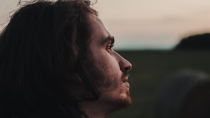 Perhatikan gejala patah hati yang kamu rasakan. (Foto: Unsplash/Ramiro Pianarosa)