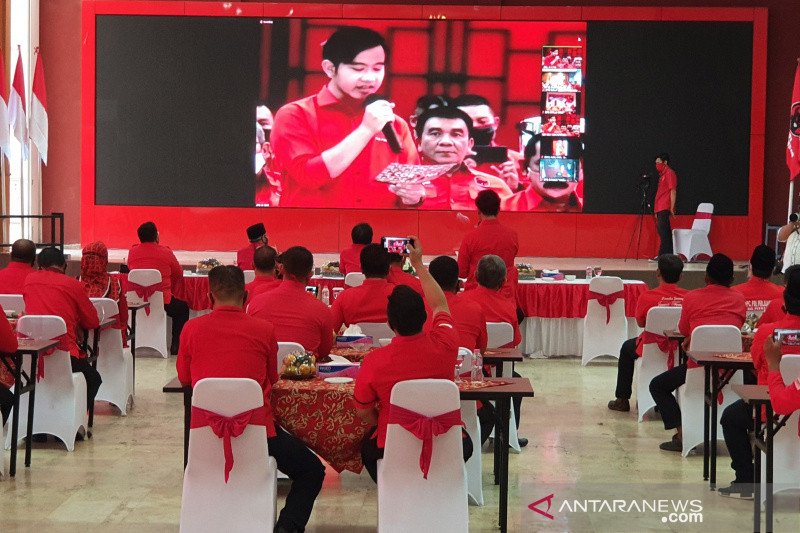 Gibran Rakabuminh Raka menyampaikan sambutan pada pengumuman tahap kedua nama-nama 45 calon kepala daerah dan calon wakil kepala daerah di Pilkada Serentak 2020 yang diusung PDIP di kantor DPD PDIP Jateng. (ANTARA/HO-Wisnu Adhi)