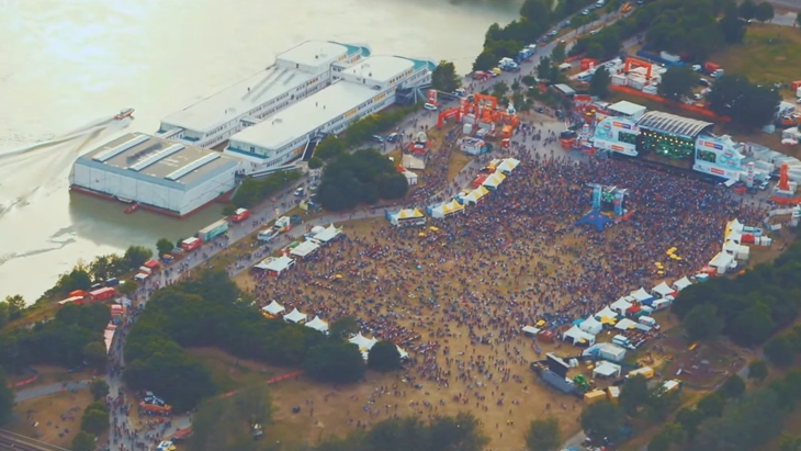 (Foto 3) Donauinselfest yang diselenggarakan di dekat sebuah pulau di Austria. Foto by youtube Donauinselfest Wien