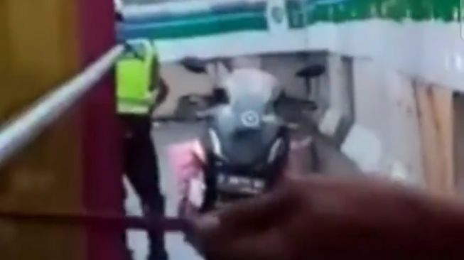 Oknum Polantas Diduga Minta Sekarung Bawang ke Sopir Truk