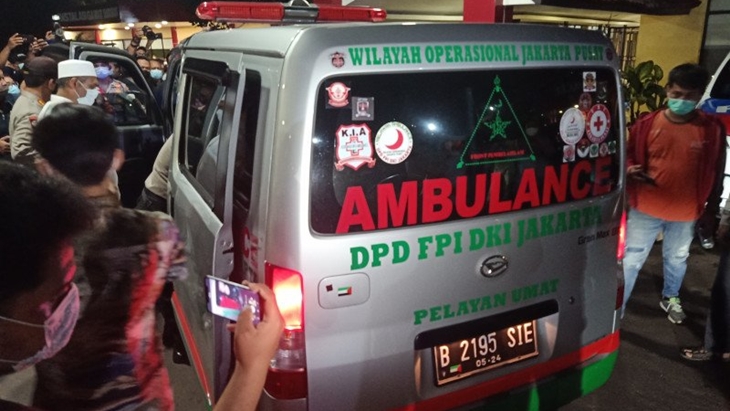 Mobil ambulans jenazah berlogo Front Pembela Islam (FPI) di depan lobi IGD RS Polri, Kramat Jati, Jakarta Timur, Selasa (8/12/2020). (ANTARA/Andi Firdaus).