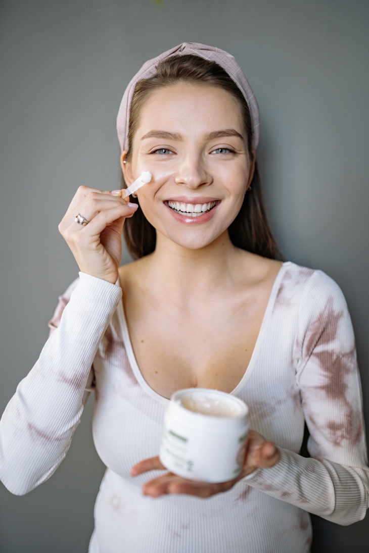 Retinol vs Bakuchiol, Mana Lebih Baik?