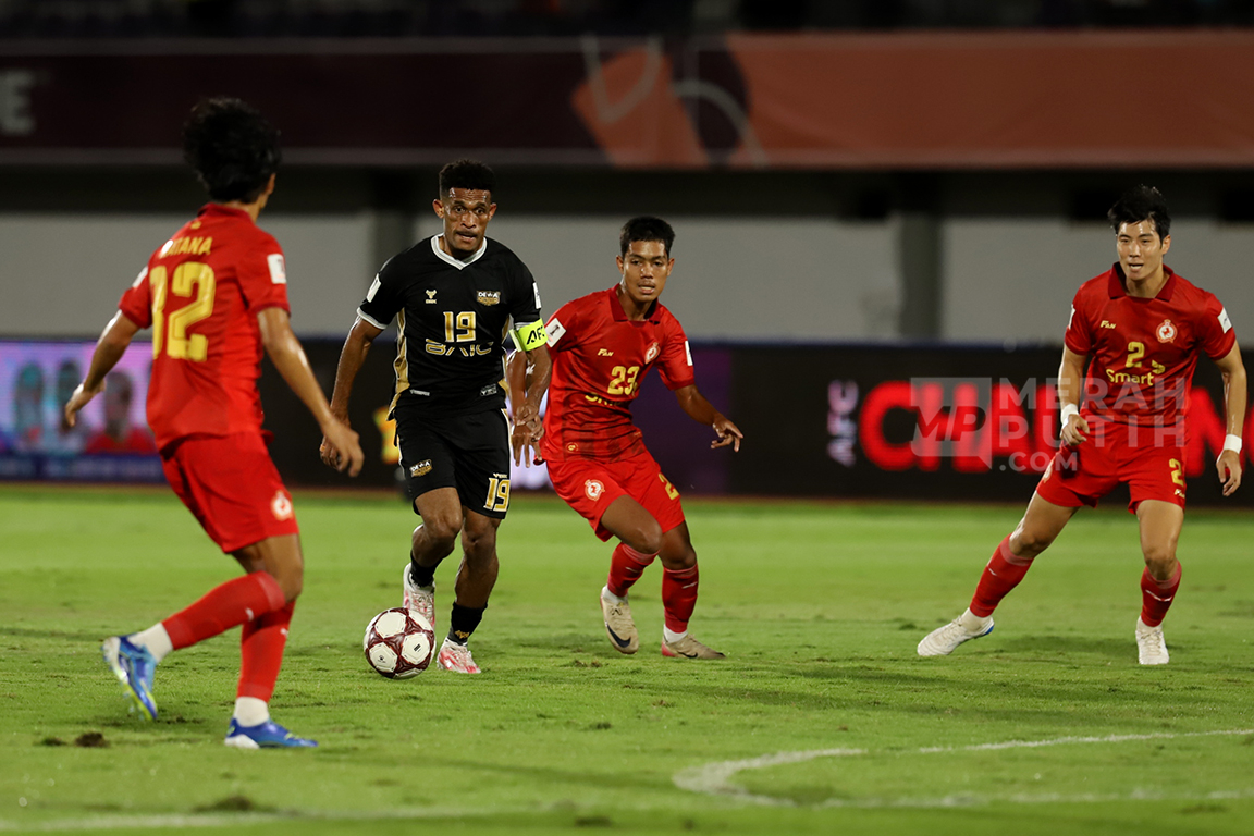 Pesepak bola Dewa United Banten Ricky Kambuaya berusaha melewati pemain Phnom Penh Crown pada pertandingan AFC Challenge League di Stadion Indomilk Arena, Kabupaten Tangerang, Banten, Minggu (26/10/2025).