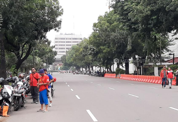 Kantor Anies Baswedan Digeruduk Ratusan Buruh, Polisi Lakukan Penutupan Jalan
