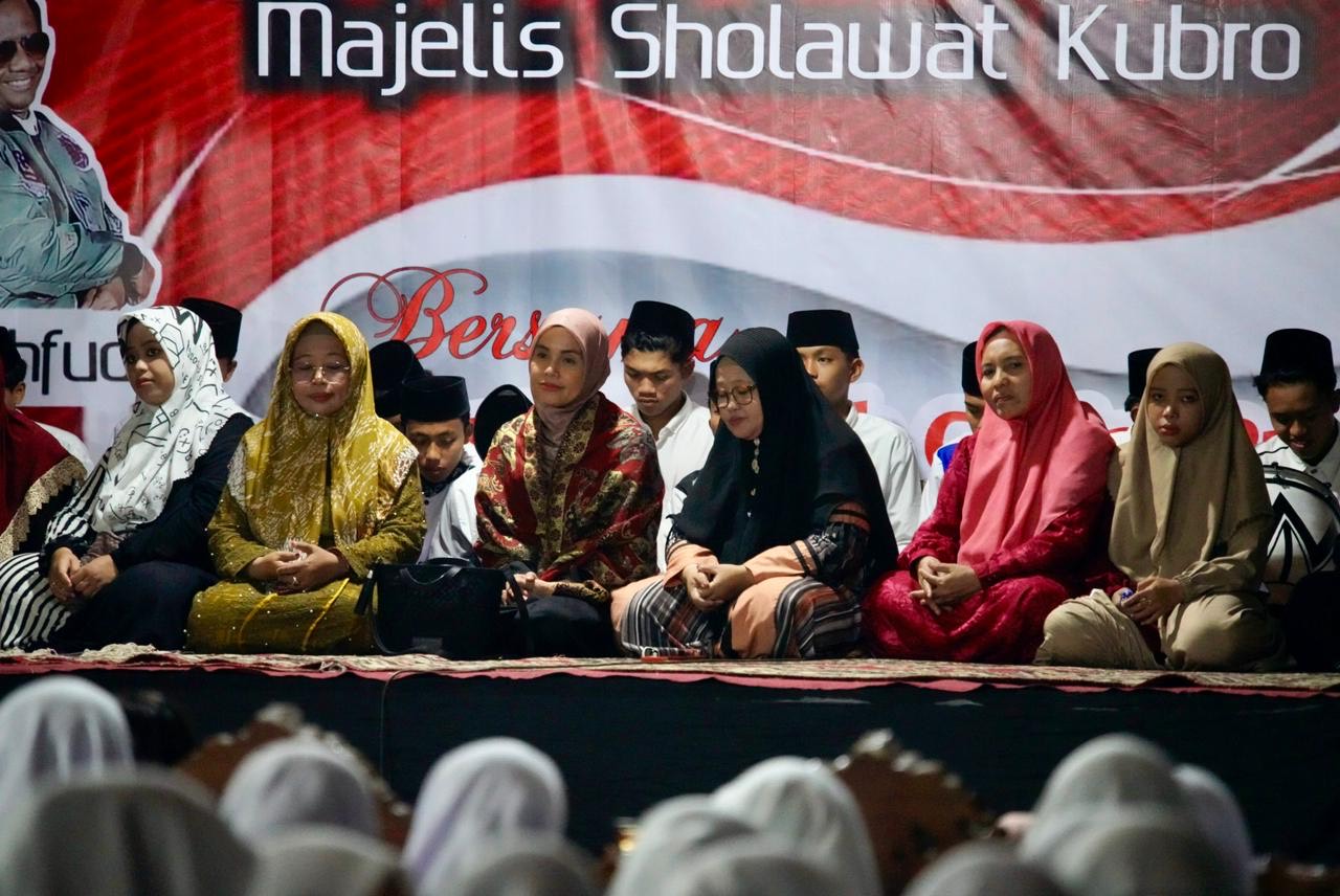 Istigasah di Ponpes Probolinggo, Atikoh Ganjar Sowan Sekaligus Minta Doa Restu