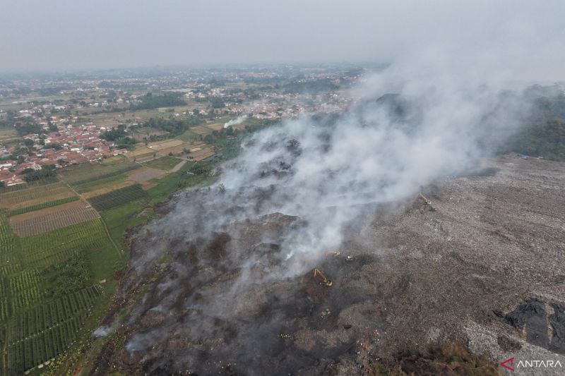 Area TPAS Galuda Bogor Terbakar Meluas, Asap Masih Keluar Dari Gundukan Sampah Puluhan Tahun
