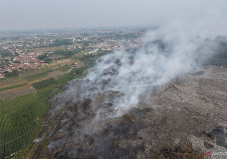Area TPAS Galuda Bogor Terbakar Meluas, Asap Masih Keluar Dari Gundukan Sampah Puluhan Tahun