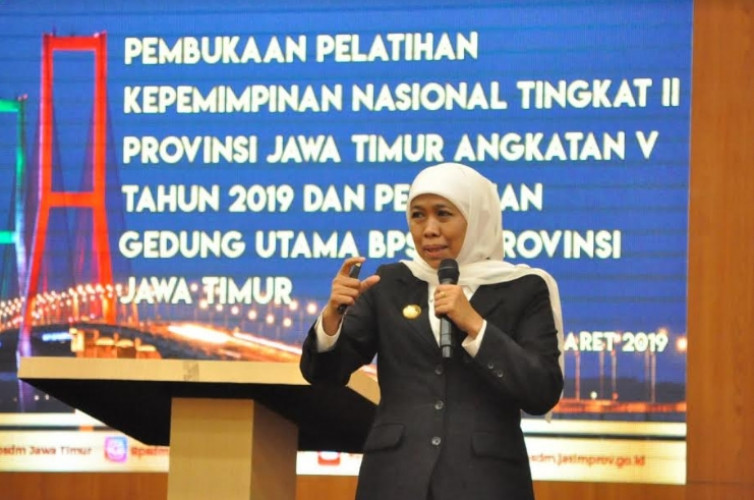 Gubernur Khofifah Minta Bonek dan Aremania Akur