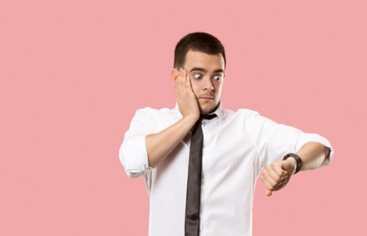 Banyak karyawan yang kerap terlambat, tapi penderita ADHD mengalami kondisi yang dikenal sebagai 'buta waktu'. (Foto: Freepik/Master130)