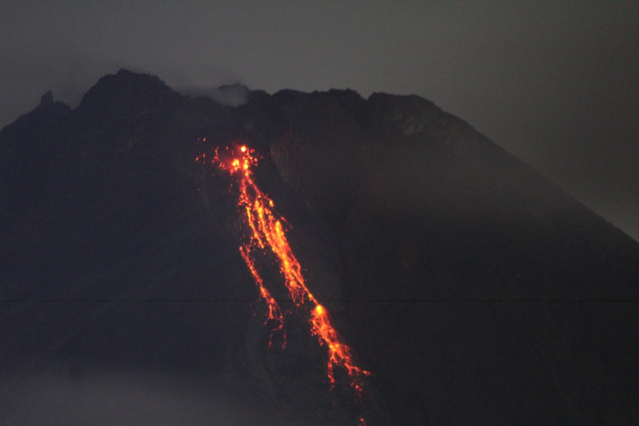 Pemandangan Gunung Merapi yang sedang mengeluarkan lava pijar terlihat dari Tunggularum, Wonokerto, Turi, Sleman, D.I Yogyakarta, Rabu (7/1/2021). (ANTARA FOTO/Andreas Fitri Atmoko/foc/pri)