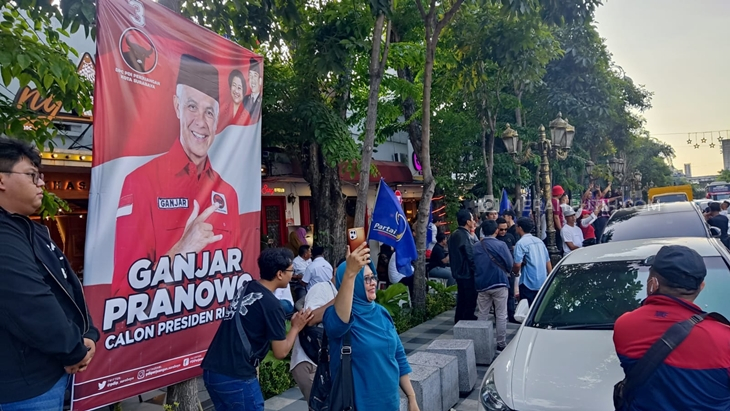 Baliho Ganjar Pranowo di depan Hotel Mojopahit, Surabaya, Sabtu (2/9). (Foto: MP/Budi Lentera)   dan poster Ganjar Pranowo