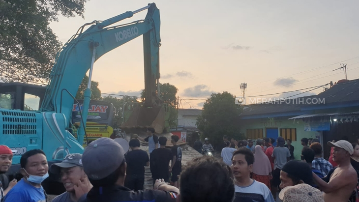 Warga Tolak Alat Berat Proyek Tanggul Laut Pantai Jakarta
