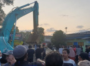 Warga Tolak Alat Berat Proyek Tanggul Laut Pantai Jakarta