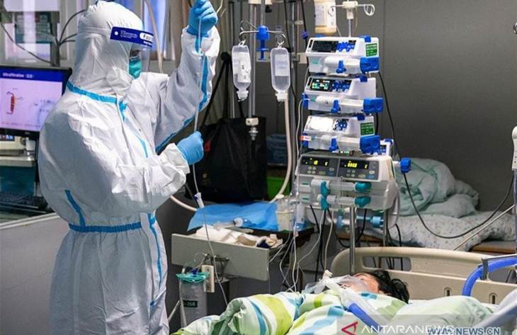 Penanganan pasien yang terduga terkena virus corona di Zhongnan Hospital of Wuhan University, Wuhan, China, Jumat (24/1) ANTARA/HO-Xinhua/Xiongqi/mii/aa. (ANTARA/M. Irfan Ilmie)
