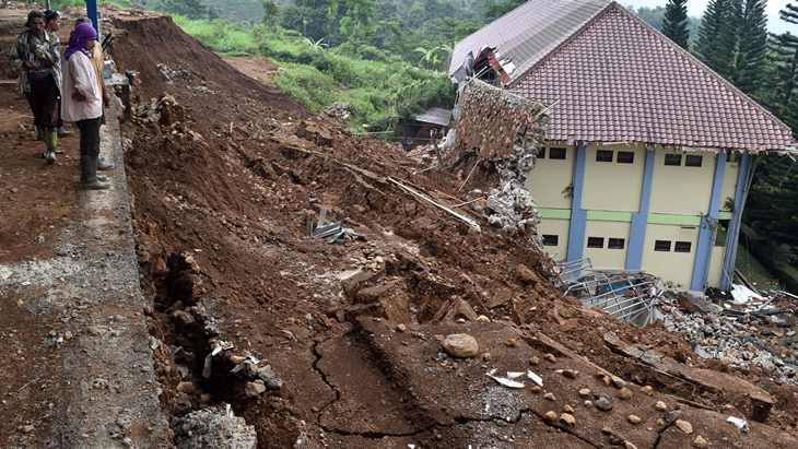 Pencarian Korban Longsor Sukabumi Dilakukan Manual