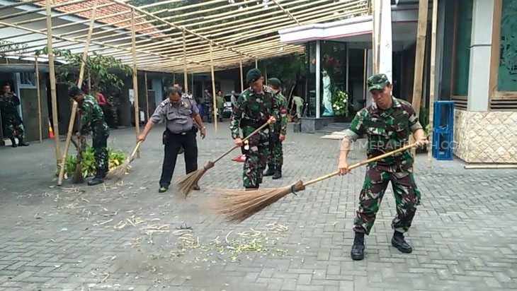 Usai Peringatan Natal, Anggota Polri dan TNI Kompak Bersih-bersih Gereja