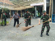 Usai Peringatan Natal, Anggota Polri dan TNI Kompak Bersih-bersih Gereja