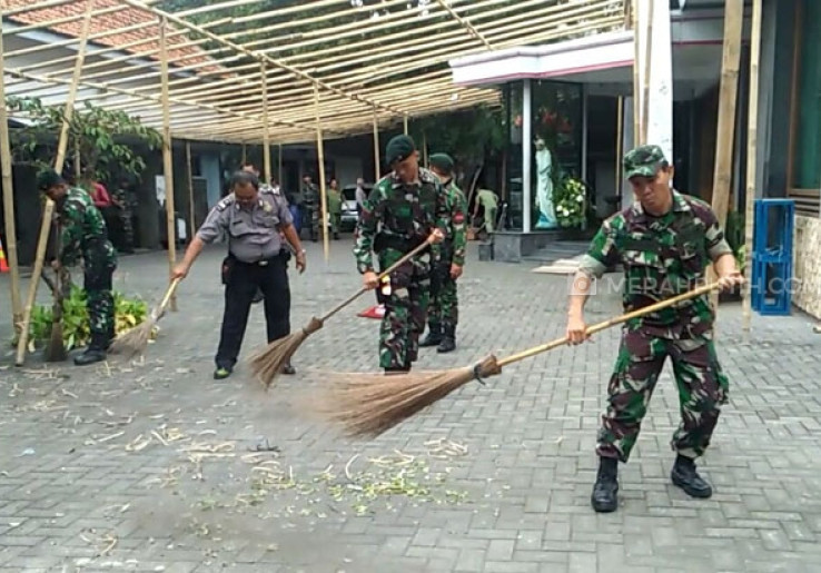 Usai Peringatan Natal, Anggota Polri dan TNI Kompak Bersih-bersih Gereja